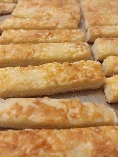 Gluténmentes sajtos rúd recept fotója