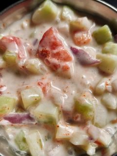 वेजिटेबल रायता (vegetable rata recipe in marathi) रेसिपी चे मुख्य फोटो