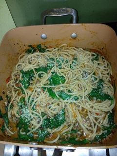 Una foto de Spaghetti con espinaca y queso parmesano