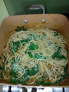 Una foto de Spaghetti con espinaca y queso parmesano