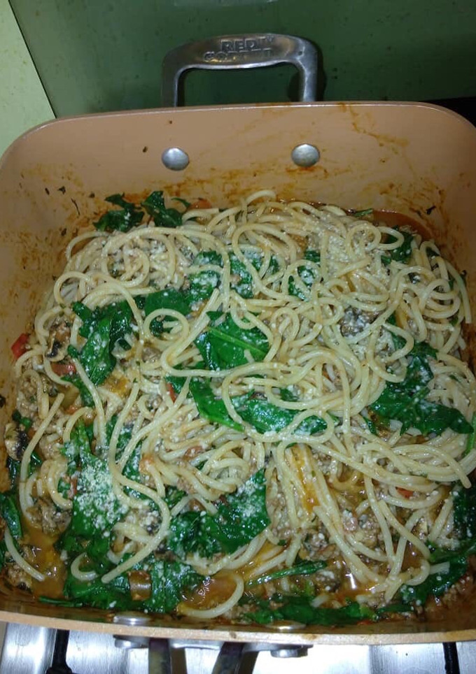 Una foto de Spaghetti con espinaca y queso parmesano