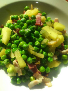 Una foto de Guisantes con manzana y bacon