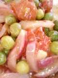 Ensalada caliente de arvejas rabanitos y tomates cherry
