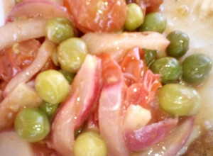 Una foto de Ensalada caliente de arvejas rabanitos y tomates cherry