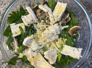 Una foto de ensalada espinacas con champiñones
