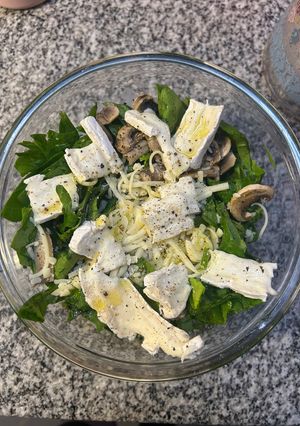 Una foto de Ensalada de espinaca, champiñones y queso 🥙