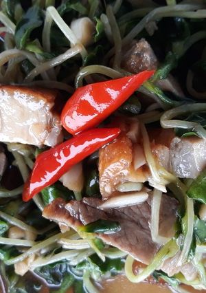 รูปของ ต้นอ่อนทานตะวันผัดน้ำมันหอยหมูกรอบ