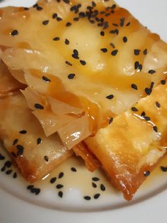 Una foto de Queso feta frito en masa filo y miel 🍯