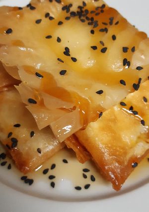 Una foto de Queso feta frito en masa filo y miel 🍯