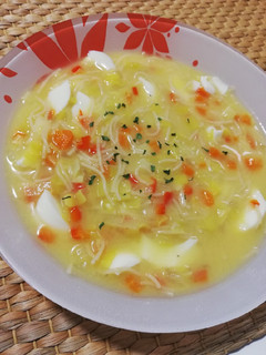 Una foto de Sopa de verduras con huevo