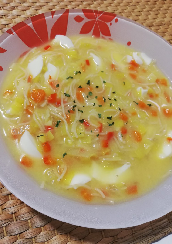 Una foto de Sopa de verduras con huevo