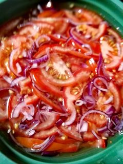 Lilahagymás paradicsomsaláta recept fotója