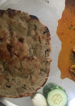 જુવાર બાજરી નો રોટલો (Jowar Bajri Rotlo Recipe In Gujarati) રેસીપી મુખ્ય ફોટો