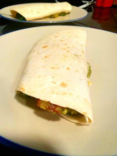 Una foto de Burritos de calabacín y jamón ibérico al pesto