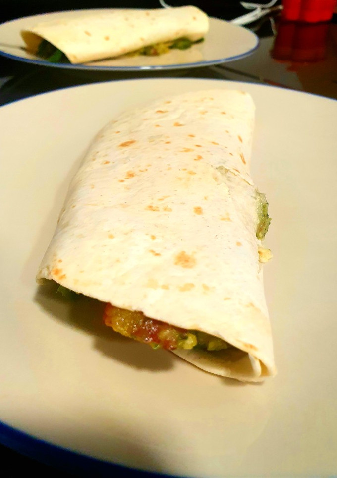 Una foto de Burritos de calabacín y jamón ibérico al pesto