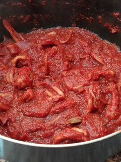 Una foto de Calamar con salsa de tomate