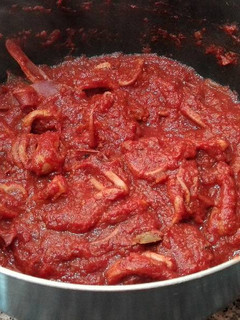 Una foto de Calamar con salsa de tomate