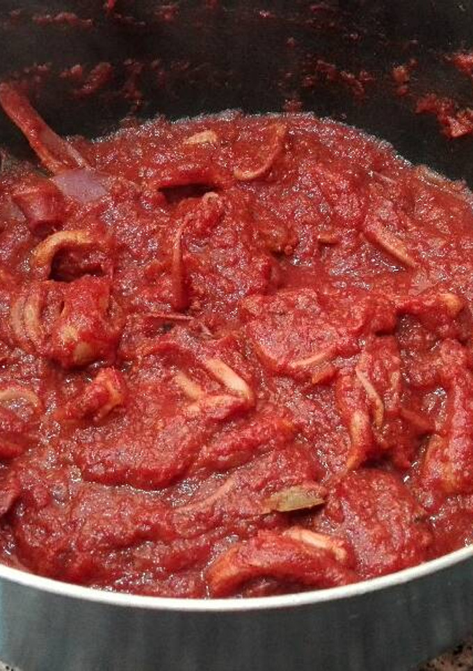 Una foto de Calamar con salsa de tomate