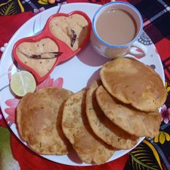 A picture of Khasta flour & poori with peanut & chutney.