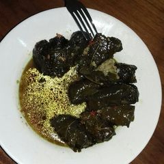 A picture of Ganyen Inabi =Grape leaves.