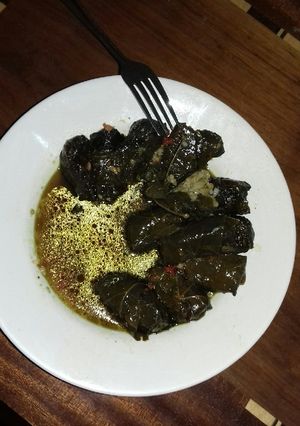 A picture of Ganyen Inabi =Grape leaves.
