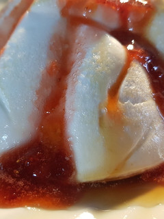 Una foto de Isla flotante en microondas con salsa de frutillas 🍓🤤