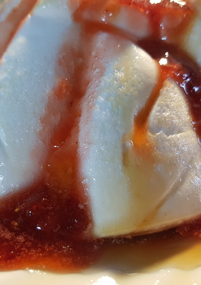 Una foto de Isla flotante en microondas con salsa de frutillas 🍓🤤