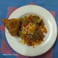 A picture of Samosa chaat.
