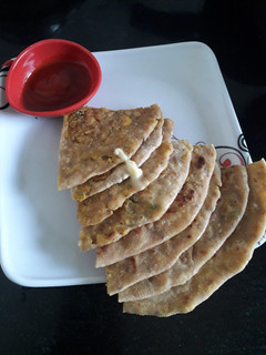 अंडा भुर्जी पराटा (aanda bhurji paratha recipe in marathi) रेसिपी चे मुख्य फोटो