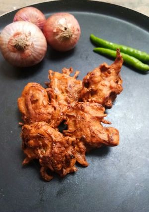 A picture of Asafoetida Flavoured Spicy Onion Fritters.