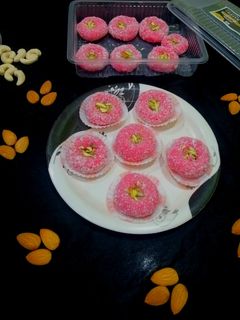 मावा कोकोनट स्वीट (mawa coconut sweet recipe in Hindi) रेसिपी मुख्य फोटो