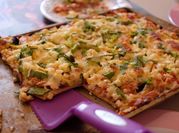 Una foto de pizza de atún en conserva
