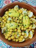 Potaje de garbanzos con huevas de sepia y almejas