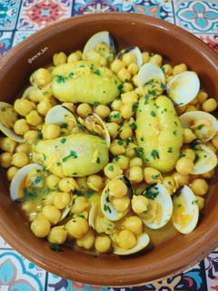 Una foto de Potaje de garbanzos con huevas de sepia y almejas