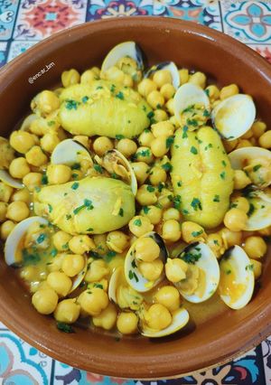 Una foto de Potaje de garbanzos con huevas de sepia y almejas