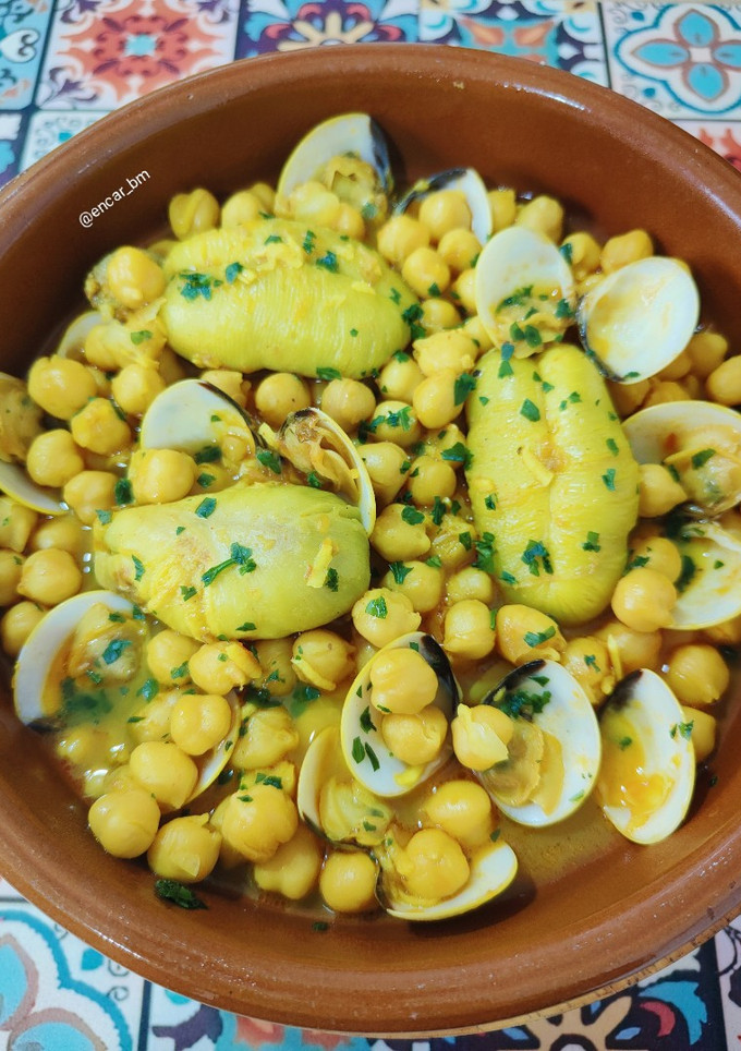 Una foto de Potaje de garbanzos con huevas de sepia y almejas