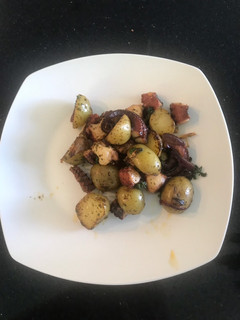 Una foto de Pulpo con papas amarillas mini