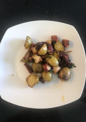 Una foto de Pulpo con papas amarillas mini
