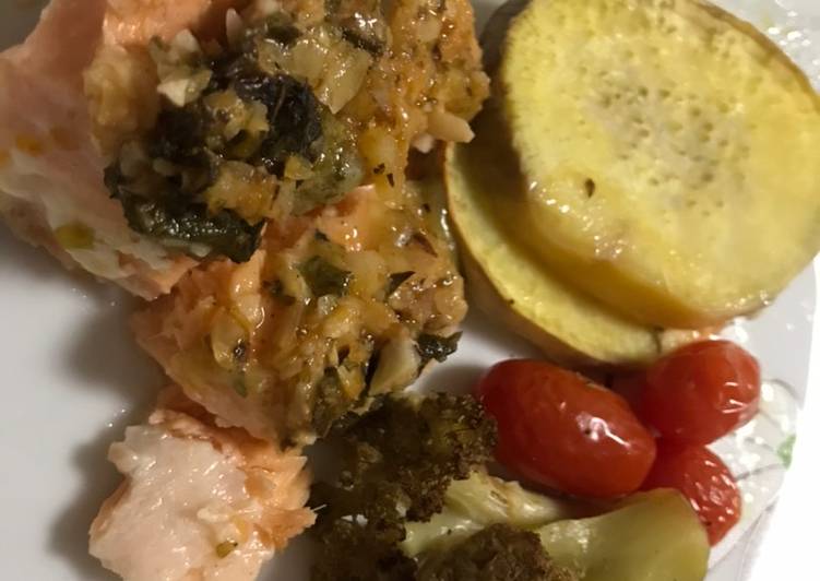 Salmão assado com tomates, batatas doce e brócolis - Tudogosreceitas
