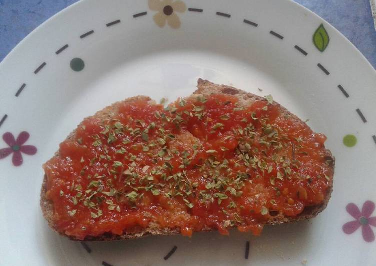 Pan con tomate y orégano