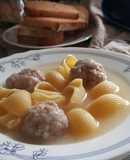 Sopa de Galets con Pelotitas