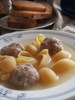Una foto de Sopa de Galets con Pelotitas
