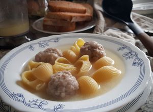 Una foto de Sopa de Galets con Pelotitas