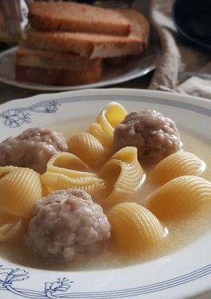 Una foto de Sopa de Galets con Pelotitas