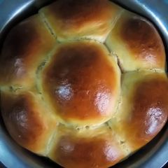 A picture of Egg-less bread buns.