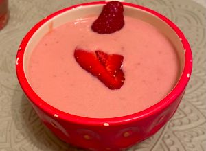 Eperkrémleves görög joghurttal 🍓 recept fotója
