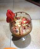 Copa de chocolate con fresas avellanas y dulce de leche
