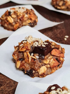 Una foto de Galletas saludables de avena y almendras con chocolate de alto contenido en cacao 🍫