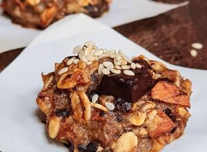 Una foto de Galletas saludables de avena y almendras con chocolate de alto contenido en cacao 🍫