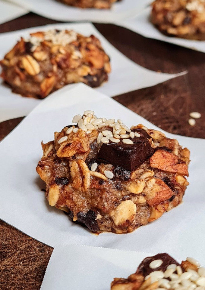 Una foto de Galletas saludables de avena y almendras con chocolate de alto contenido en cacao 🍫